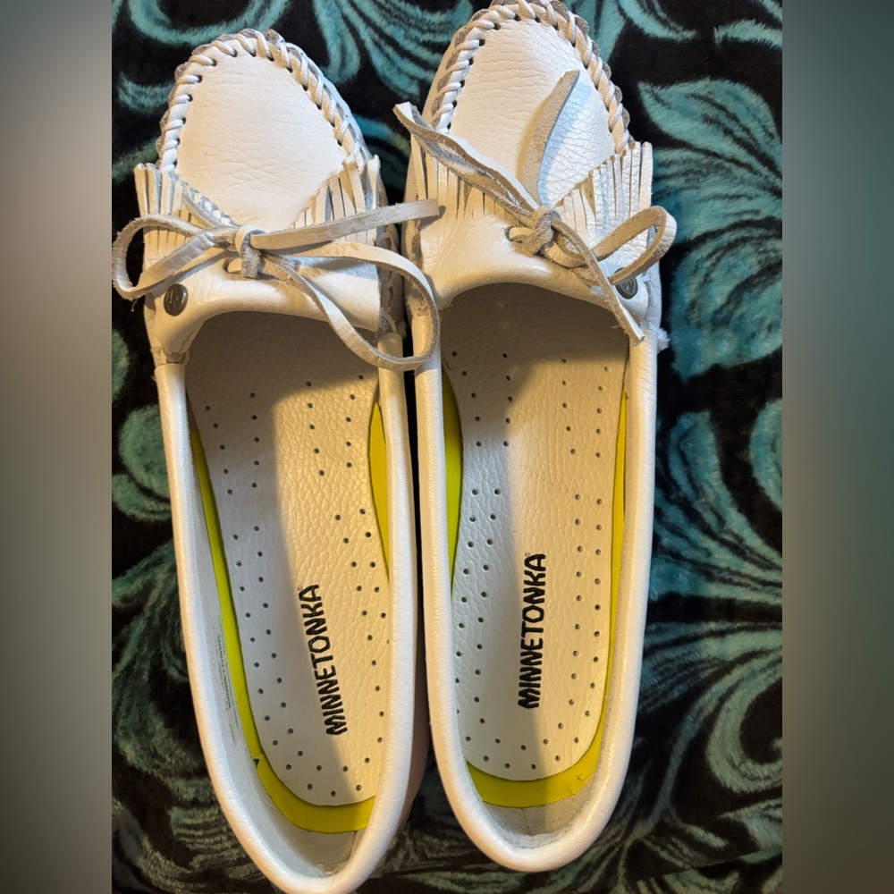 Minnetonka White Leather Fringe Moccasins with Bow
